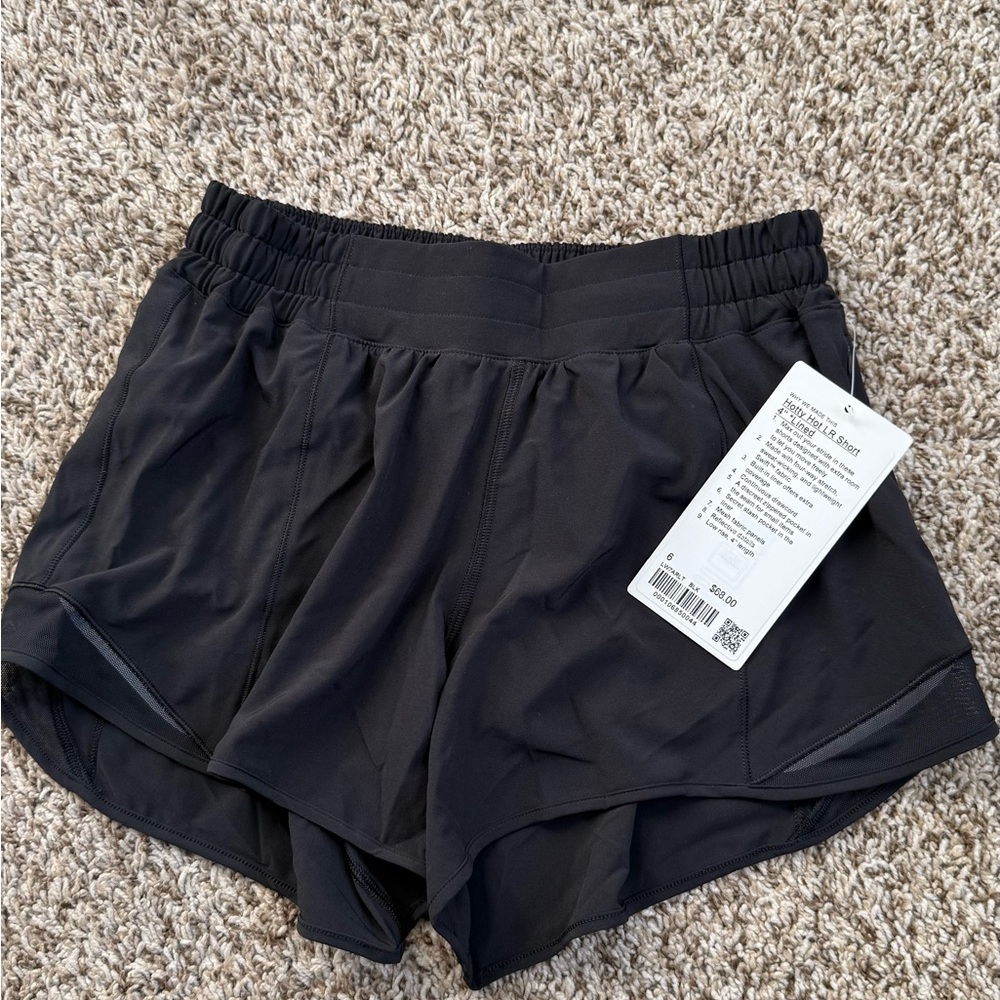 Lululemon size 6 LR hotty hots, 4 inch inseam NWT